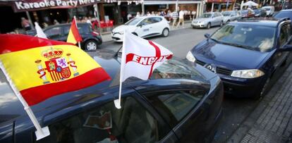 Un veh&iacute;culo con banderas de Espa&ntilde;a e Inglaterra en una de las zonas de ocio brit&aacute;nicas de Benidorm.