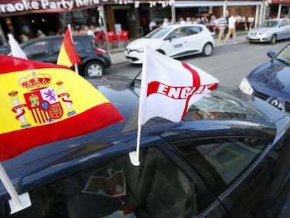 Un veh&iacute;culo con banderas de Espa&ntilde;a e Inglaterra en una de las zonas de ocio brit&aacute;nicas de Benidorm.