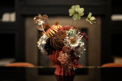 Un centro de flores secas realizado por la florista Fàtima Valldeperas para el hotel Wittmore.