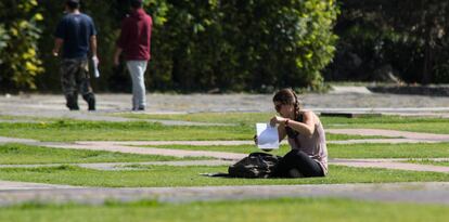 Una estudiante en uno de los parques de la UNAM