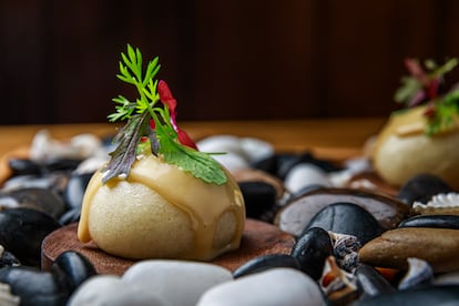 Pan bao, cebolleta quemada, ajo negro y salazones servido por Cobo Estratos en Evolución y que emplea salsa de 'garum' romano en su elaboración.