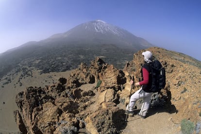 Hay varios senderos de libre acceso que llevan a Fortaleza y Pico Viejo, a 3.555 metros de altura. El ascenso a los metros finales, para llegar a la cumbre del Teide, se realiza por la ruta número 10, Telesforo Bravo (en honor del geólogo tinerfeño que dio a conocer y ayudó a poner en valor el volcán canario), y requiere de un permiso especial expedido gratuitamente por el Parque Nacional, que se obtiene a través de una página web. Actualmente este acceso está cortado por nieve, pero está previsto que se reabra en abril.