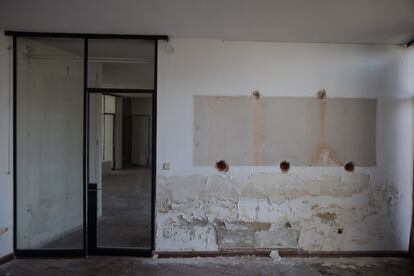 Las paredes del salón principal muestran "humedades por capilaridad", lo que según el nieto de Vallet de Goytisolo se debe a una mala ejecución en el proyecto.
