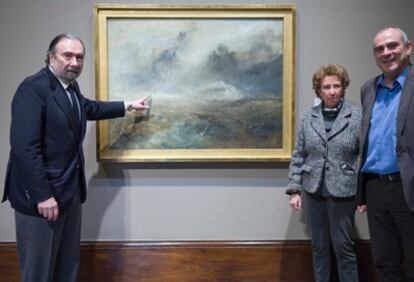 De izquierda a derecha, el director del Bellas Artes, Javier Viar; la conservadora de la pinacoteca, Ana Sánchez-Lassa, y el viceconsejero de Cultura, Antonio Rivera, ayer junto al <i>turner</i> que exhibirá el museo bilbaíno.