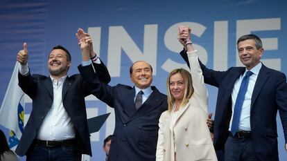 De izquierda a derecha, Matteo Salvini, Silvio Berlusconi y Giorgia Meloni, en un acto en Roma en noviembre de 2022, dos meses después de ganar con su coalición las elecciones generales en Italia.