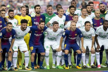 Jogadores do Barcelona e da Chapecoense posam para foto juntos antes do amistoso pelo troféu Joan Gamper.