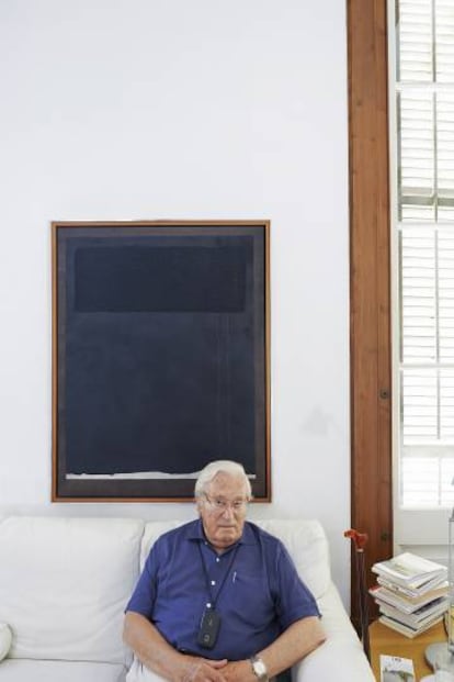 El rey en su trono: Oriol Bohigas, en el sofá, con un cuadro de Giuseppe Santomaso al fondo.