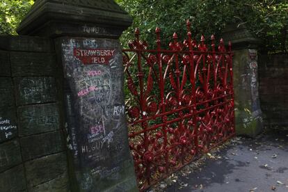 La verja de entrada a lo que fue el jardín de una casa del Ejército de Salvación llamada Strawberry Field, cerca de la casa de Lennon. Ese lugar inspiró la canción 'Strawberry fields forever' de los Beatles. La puerta es una réplica de la origina,l que está en el Museo de Liverpool, aunque no se encuentra expuesta.