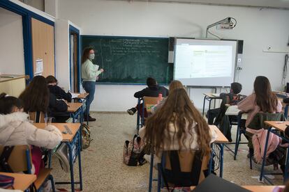 Alumnos en el Instituto de Enseñanza Secundaria Antonio Machado, situado en La Atunara, una de las barriadas más desfavorecidas de La Línea de la Concepción