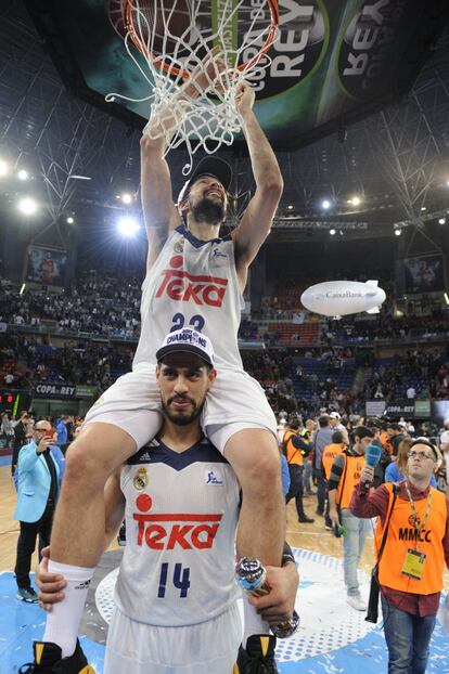 Sergio Llull corta la red de la canasta.