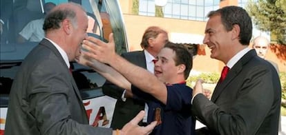 Del Bosque es felicitado por su hijo, &Aacute;lvaro, ante el presidente del Gobierno, José Luis Rodríguez Zapatero, durante la recepción ofrecida a la selección esta tarde en la Moncloa.