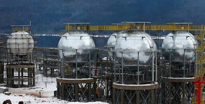 Depósitos de gases de petróleo licuados en instalaciones de Irkutsk Oil Company, en la región de Irkutsk (Rusia).