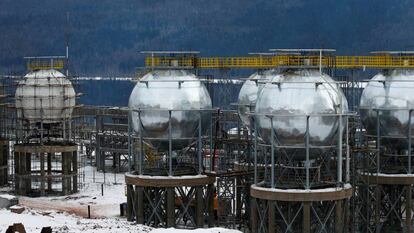 Depósitos de gases de petróleo licuados en instalaciones de Irkutsk Oil Company, en la región de Irkutsk (Rusia).