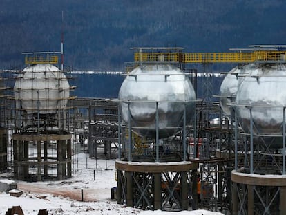 Depósitos de gases de petróleo licuados en instalaciones de Irkutsk Oil Company, en la región de Irkutsk (Rusia).