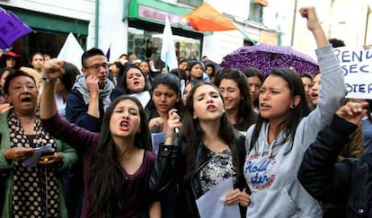 El pasado mes de mayo, un grupo de mujeres se manifiesta contra la violencia de género en el centro de Bogotá.