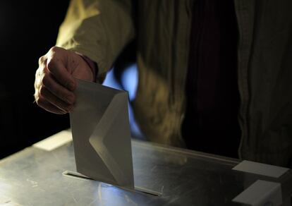 Durante la mañana se han registrado largas colas para depositar el voto en muchas mesas electorales.