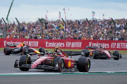 El piloto español de Ferrari Carlos Sainz conduce su coche durante el Gran Premio de Gran Bretaña de Fórmula Uno en el circuito de Silverstone,  Inglaterra.