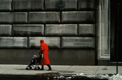 NY, USA. Agasalho vermelho em frente a um edifício do Upper West Side