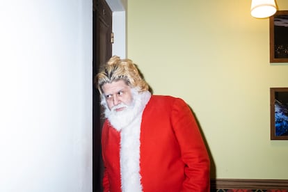 David, escuchando los niños que esperan en la cola de la Casa de la Navidad para conocerle y entregarle sus cartas.
