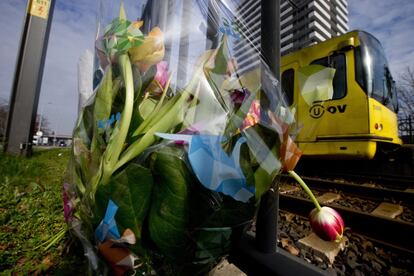 El acusado es un hombre de origen turco, identificado como Gökmen Tanis, de 37 años. En la imagen, un tranvía pasa junto a un ramo de flores colocado en el lugar del suceso.