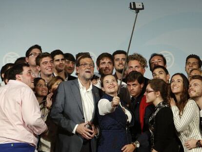 Rajoy, rodeado del jóvenes del PP valenciano, el 3 de octubre.