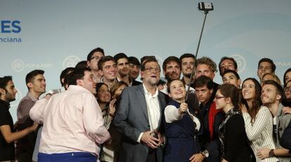 Rajoy, rodeado del jóvenes del PP valenciano, el 3 de octubre.