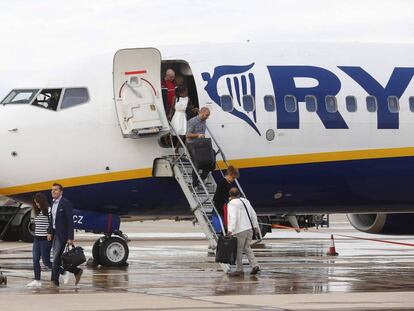 Llegada de los primeros viajeros al aeropuerto de Castell&oacute;n. 