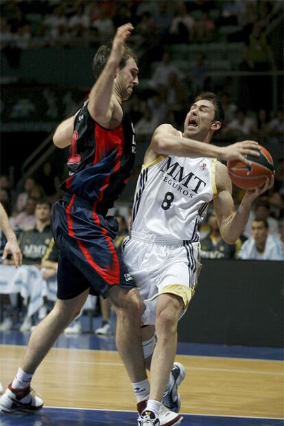 Tiago Splitter, del Baskonia, defiente ante el jugador blanco Marko Jaric.
