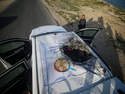 Estado de uno de los vehículos del convoy de la ONG World Central Kitchen alcanzados por el ataque israelí, este martes al sur de la franja de Gaza.