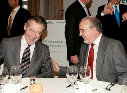 El presidente de Caja Madrid, Miguel Blesa (izquierda), y el ministro de Economía, Pedro Solbes.