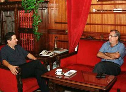 Juan José Imbroda (derecha), presidente de Melilla (PP), durante una reunión con Mustafa Aberchan en 1999.