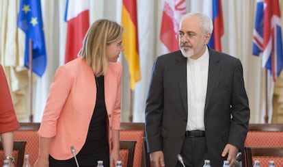 El ministro de Asuntos Exteriores iraní, Javad Zarif, junto a la alta representante de la UE para Asuntos Exteriores, Federica Mogherini, en Viena.