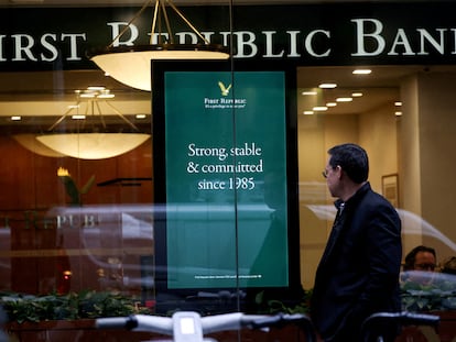 Una persona pasa frente a una sucursal del First Republic Bank en la ciudad de Nueva York.