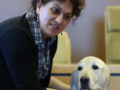 La invidente Mar&iacute;a Vi&ntilde;as Iglesias junto a su perro Oreo.