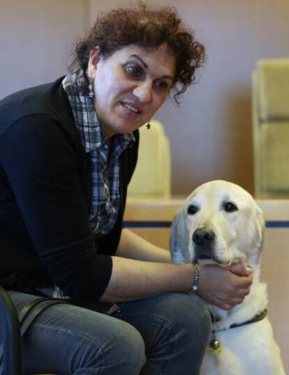 La invidente Mar&iacute;a Vi&ntilde;as Iglesias junto a su perro Oreo.