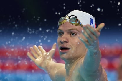 Léon Marchand gesticula al verificar que ha batido el récord mundial de 200 estilos.