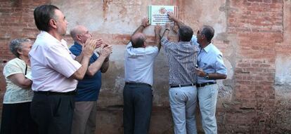 Un momento del homenaje a las víctimas del franquismo en la tapia del cementerio de Granada.