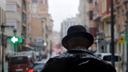 Un hombre camina bajo la lluvia el lunes en Valencia.