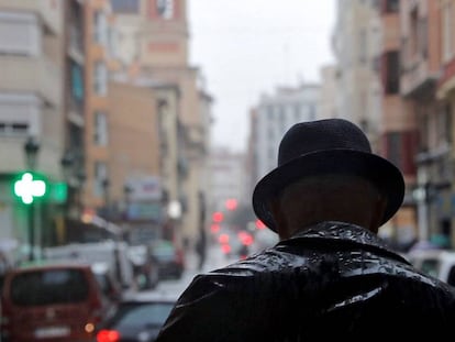 Un hombre camina bajo la lluvia el lunes en Valencia.