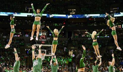 El equipo de animadores de Boston Celtics realiza una exhibición durante el tiempo de descanso entre Cleveland Cavaliers y Boston Celtics de la NBA, que se disputa en el TD Garden, en Boston, Massachusetts (Estados Unidos).