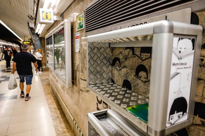 Una de las estanterías de canje de libros en el Metro de Madrid.