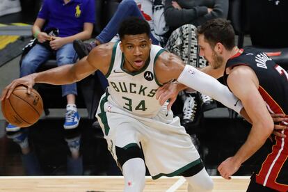 Dragic intenta frenar a Antetokounmpo durante el partido Miami-Milwaukee.