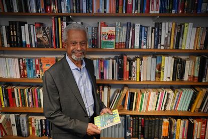 Abdulrazak Gurnah posa en las oficinas de su editorial en Londres al día siguiente del anuncio de su premio Nobel.