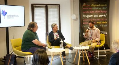Ruiz Mantilla, Celaya y Cisneros charlan en el Hay.