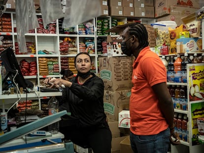 Un migrante haitiano durante su jornada de trabajo en un almacén en Ciudad de México.