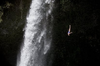 La australiana Rhiannan Iffland mientras participa en la serie mundial de Red Bull Cliff Diving en Saltos de Riñinahue, en el Lago Ranco, Chile.