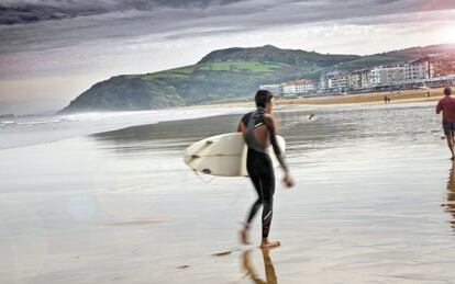 Un surfista en la playa de Zarautz (Gipuzkoa)