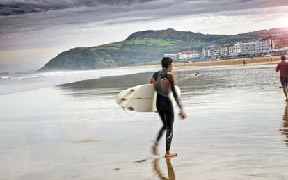 Un surfista en la playa de Zarautz (Gipuzkoa)