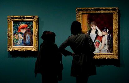 Detalle de los cuadros de Pierre-Auguste Renoir de izq. a der: "Marie-Thérèse Durand-Ruel cosiendo, 1882" y "Palco en el teatro (En el concierto), 1880". Ambas se exhibe dentro de la exposición "Impresionistas. Maestros franceses", en Caixaforum Barcelona.
