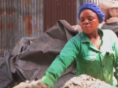 Los reporteros del African Slum Journal nos cuentan en vivo y en directo desde los barrios de chabolas de la capital de Kenia cómo una iniciativa recicla este material al 100% para fabricar muebles